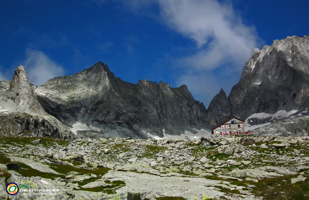 61 Rif. Gianetti (2534 m)  tra  Dente della Vecchia, Pizzo Porcellizzo e  Pizzo Badile.JPG